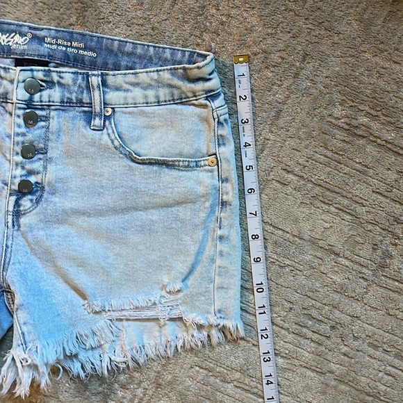 3/$15 LIKE NEW π΄ππππππ πππ-π
ππ π ππππ Jean shorts - Picture 6 of 7